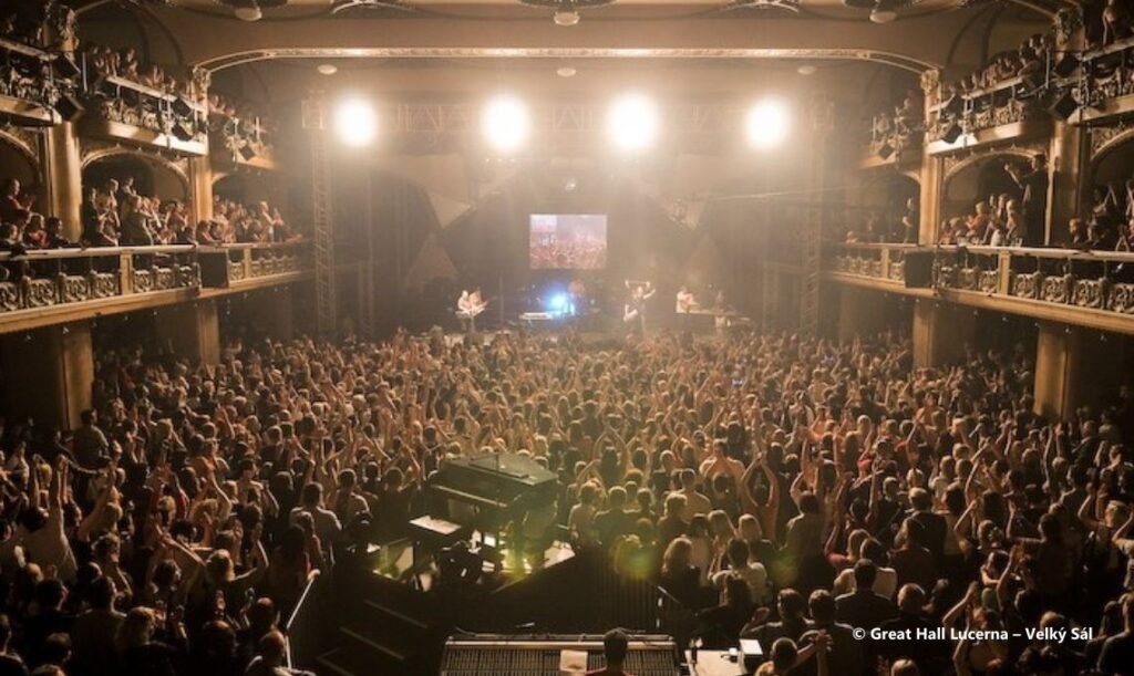 Great Hall Lucerna - Casa de shows em Praga, Chequia - Travel 2 Concert