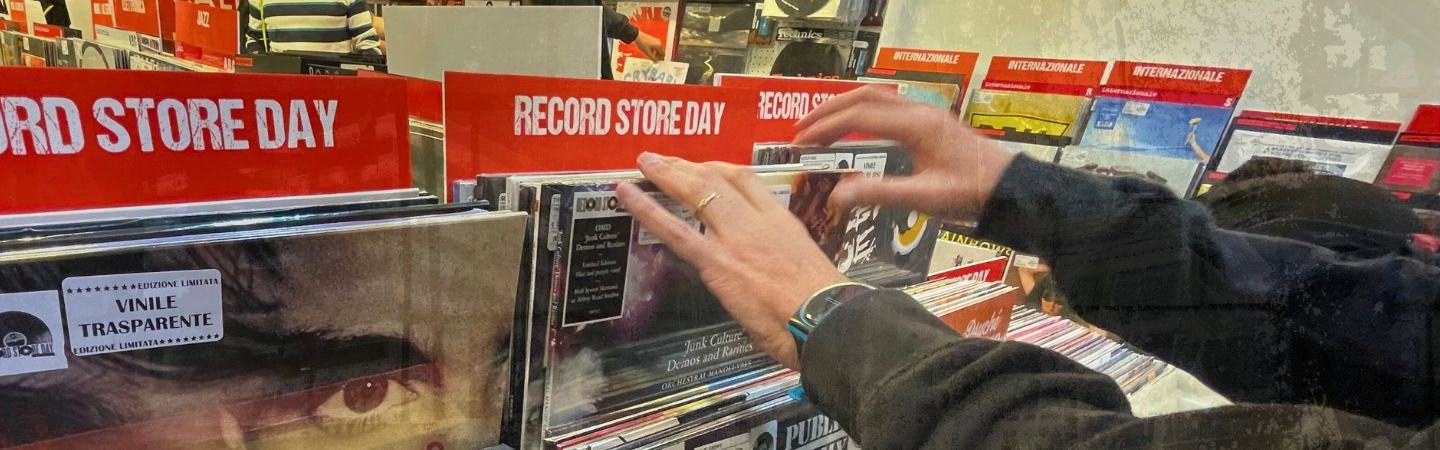 Lojas de discos em Bolonha, na Itália - Travel 2 Concert