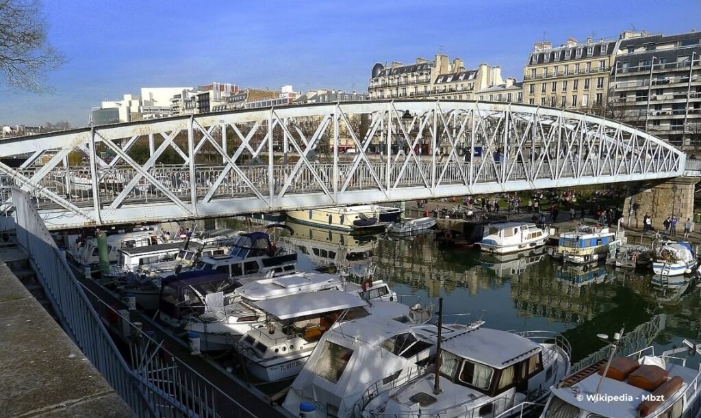 Passerelle jim morrison em Paris, França - Travel 2 Concert