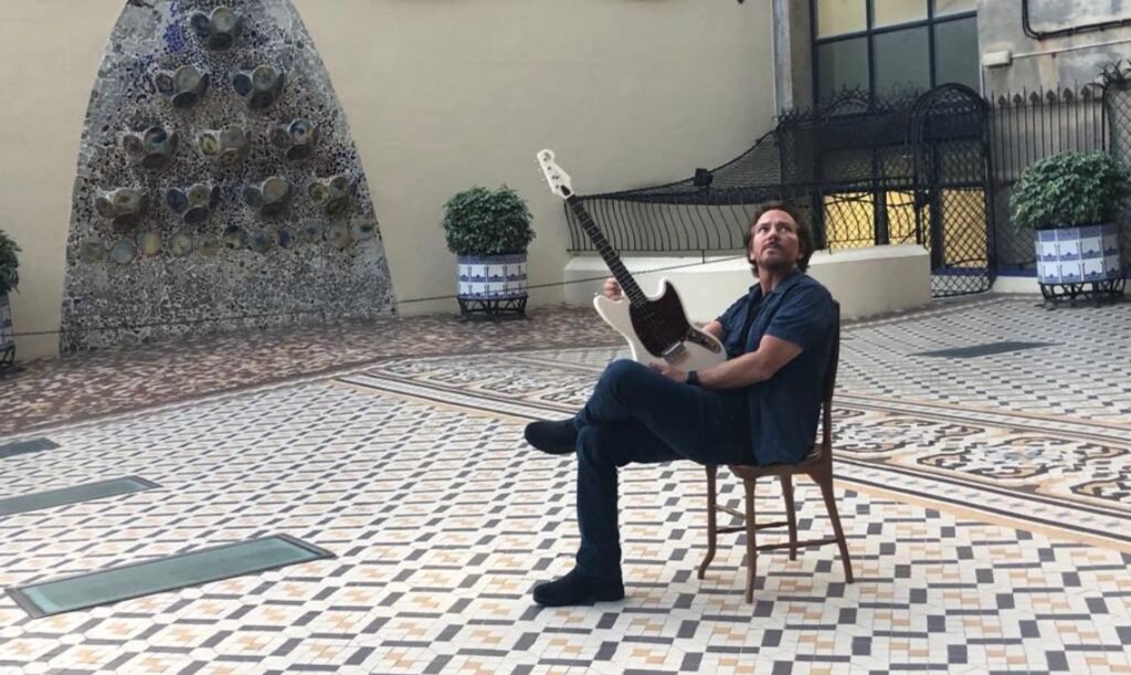 Eddie Vedder na Casa Batlló em Barcelona: capa do disco solo - Travel 2 Concert