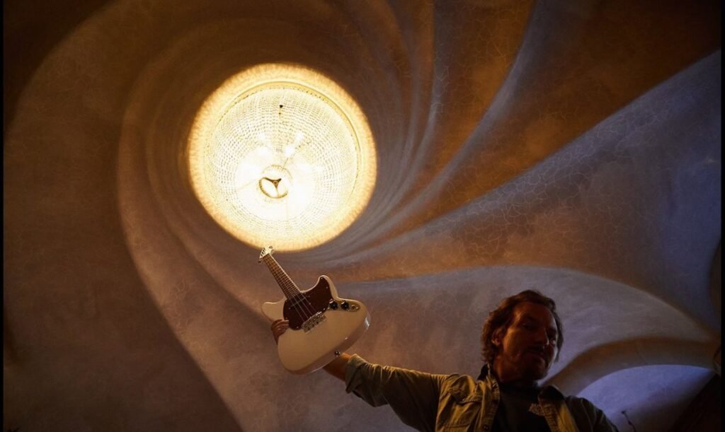 Eddie Vedder na Casa Batlló em Barcelona: capa do disco solo - Travel 2 Concert