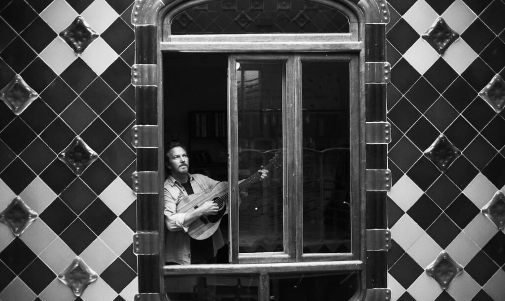 Eddie Vedder na Casa Batlló em Barcelona: capa do disco solo - Travel 2 Concert