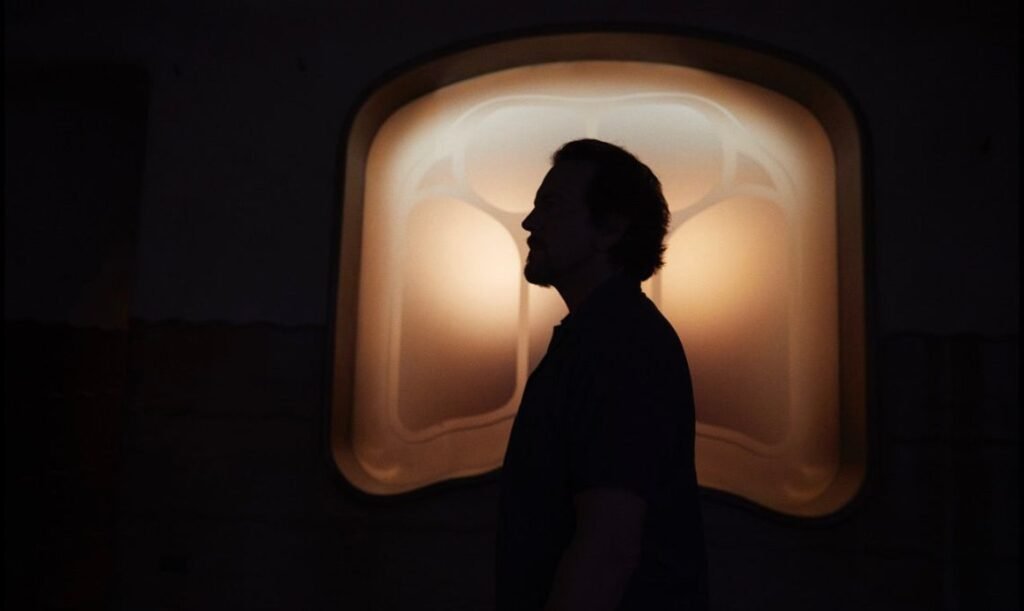 Eddie Vedder na Casa Batlló em Barcelona: capa do disco solo - Travel 2 Concert