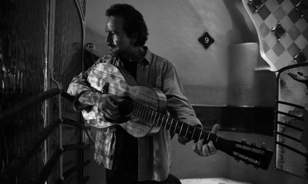 Eddie Vedder na Casa Batlló em Barcelona: capa do disco solo - Travel 2 Concert